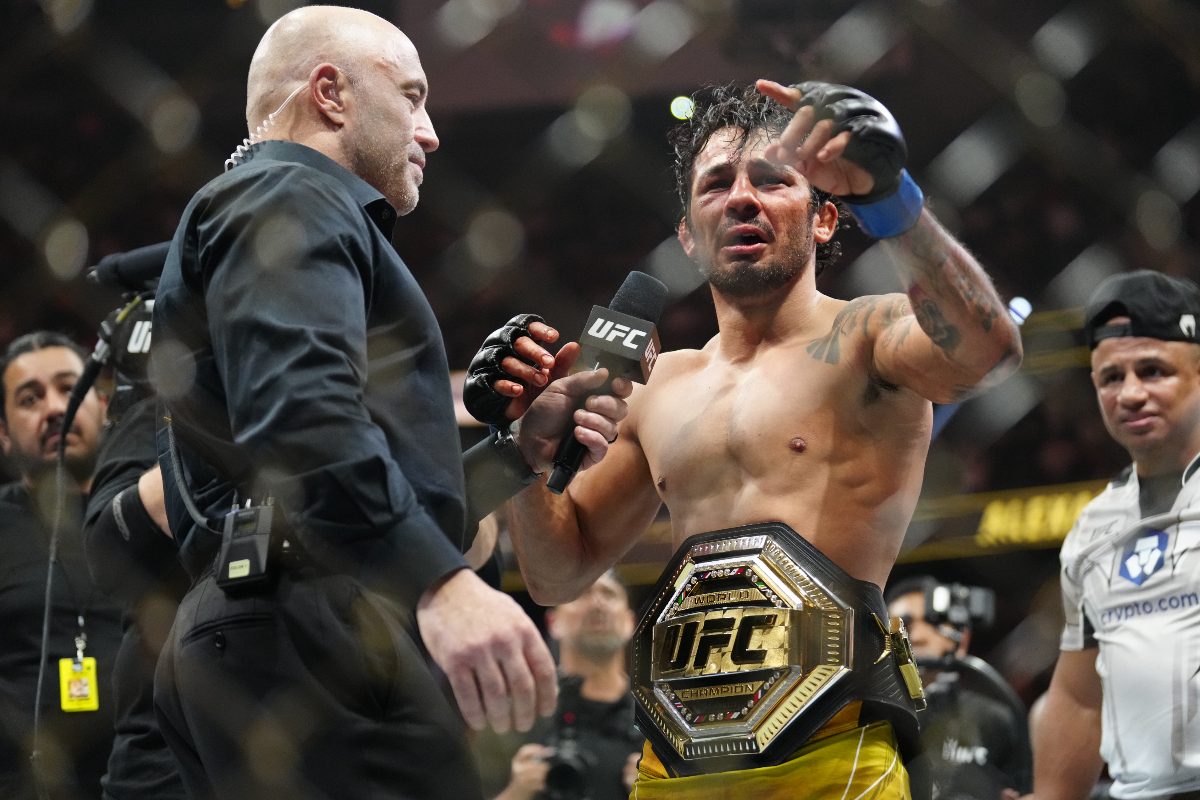 Emocionado, Pantoja veste o cinturão peso-mosca (57 kg) no UFC 290