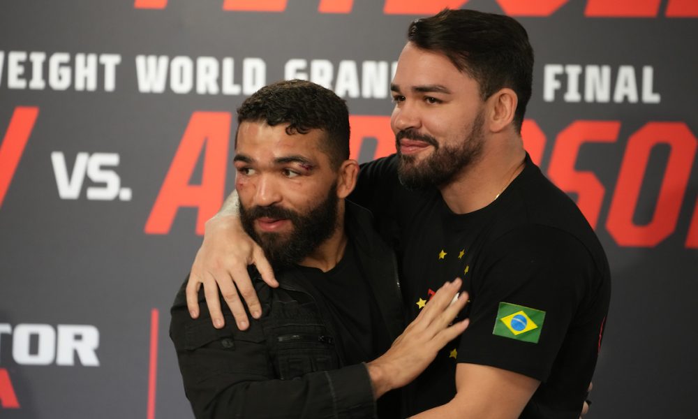 Patrício e Patricky Pitbull se abraçam durante cerimônia do Bellator