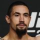Robert Whittaker é ex-campeão do UFC e busca reassumir o topo da categoria
