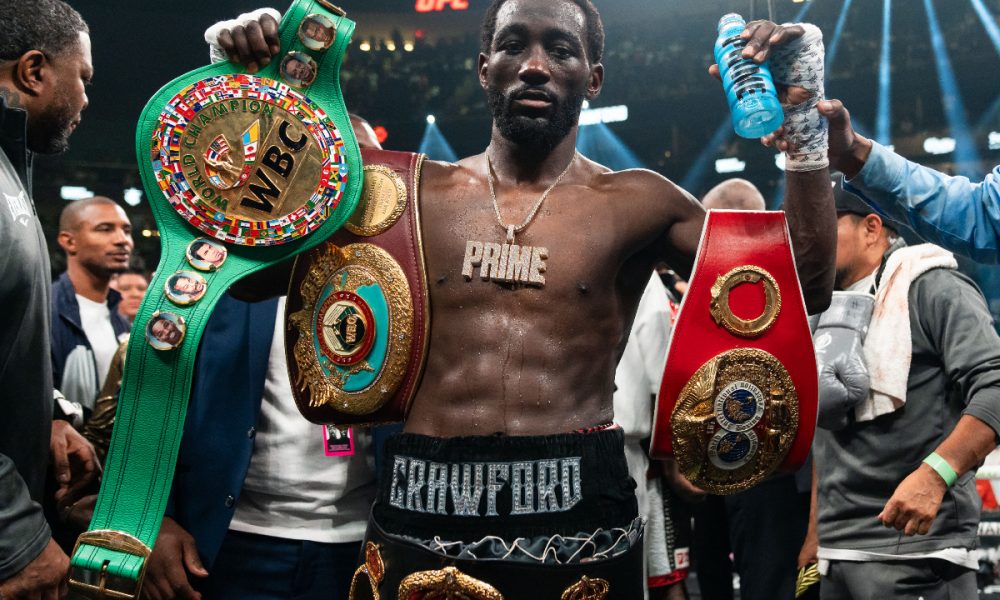 Terence exibe os cinturões dos meio-médios após a vitória sobre Spence Jr.