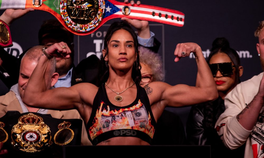 Amanda Serrano posa na pesagem cerimonial antes da luta contra Katie Taylor.