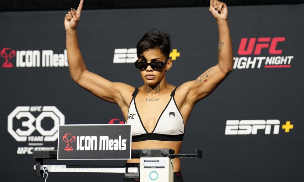 Iasmin Lucindo na pesagem oficial do UFC Vegas 78.