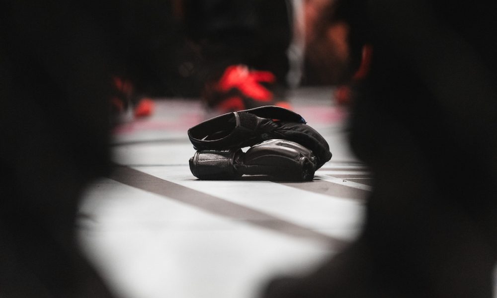 Luvas de Chan Sung Jung, o Zumbi Coreano, no octógono após aposentadoria.