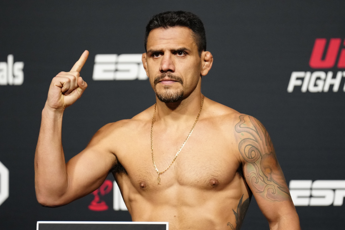 Rafael dos Anjos na pesagem oficial do UFC Vegas 78