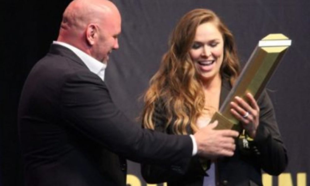 Ronda Rousey e Dana White em cerimônia do Hall da Fama do UFC.