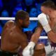 Daniel Dubois aplica golpe que causou polêmica em Oleksandr Usyk.