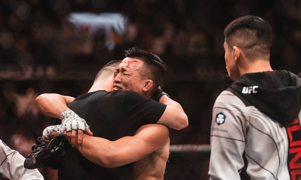 Zumbi Coerano chora com sua equipe após anunciar aposentadoria.