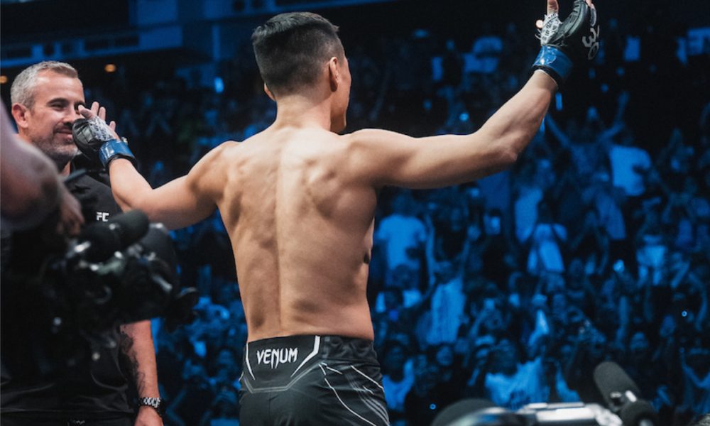 Chan Sung Jung saúda o público no UFC Singapura.