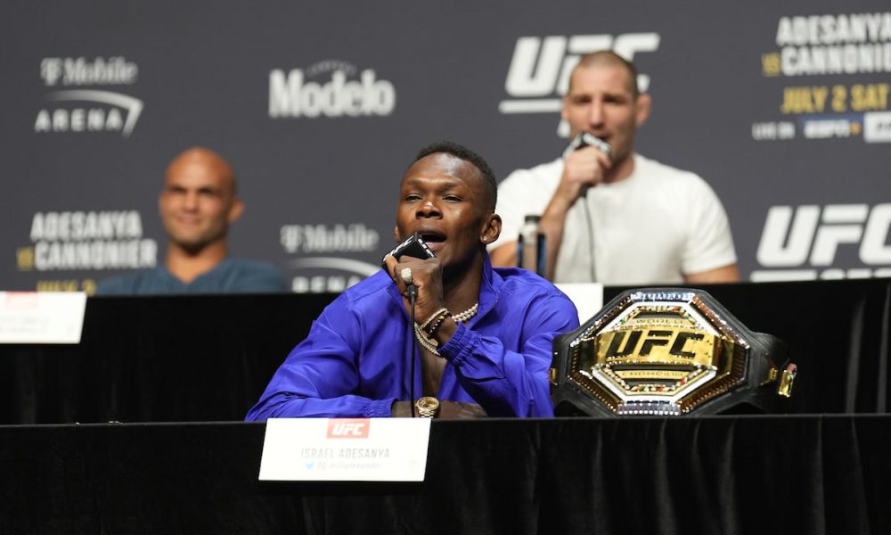 Adesanya e Strickland trocam farpas na coletiva do UFC 276, em 2022