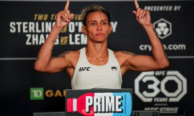 Amanda Lemos passa pela balança na pesagem oficial do UFC 292