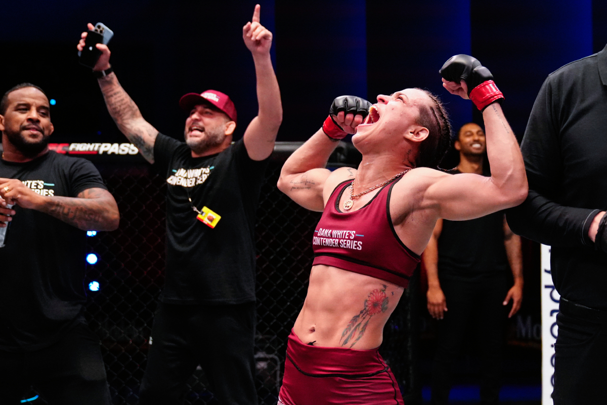 Eduarda Moura celebra vitória por finalização no UFC