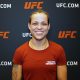 Eduarda Moura posa para fotos após ser contratada pelo UFC