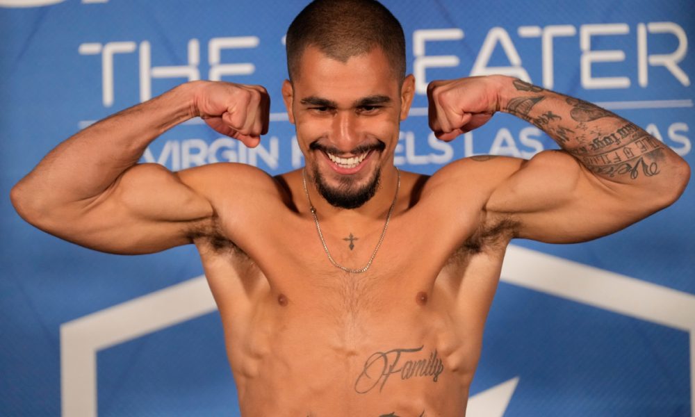 Gabriel Braga posa para fotos após vencer a balança da pesagem da PFL