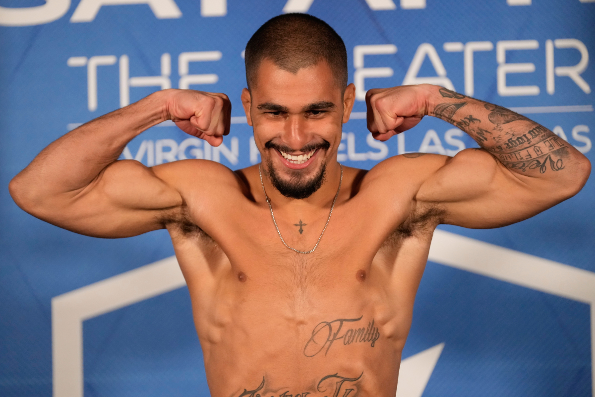 Gabriel Braga posa para fotos após vencer a balança da pesagem da PFL