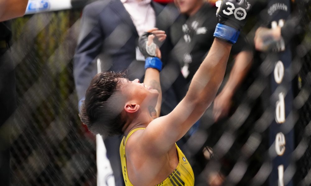 Iasmin comemora triunfo sobre Polyana Viana no UFC Vegas 78