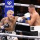 Jake Paul aplica golpe contra Nate Diaz durante luta de boxe nos EUA
