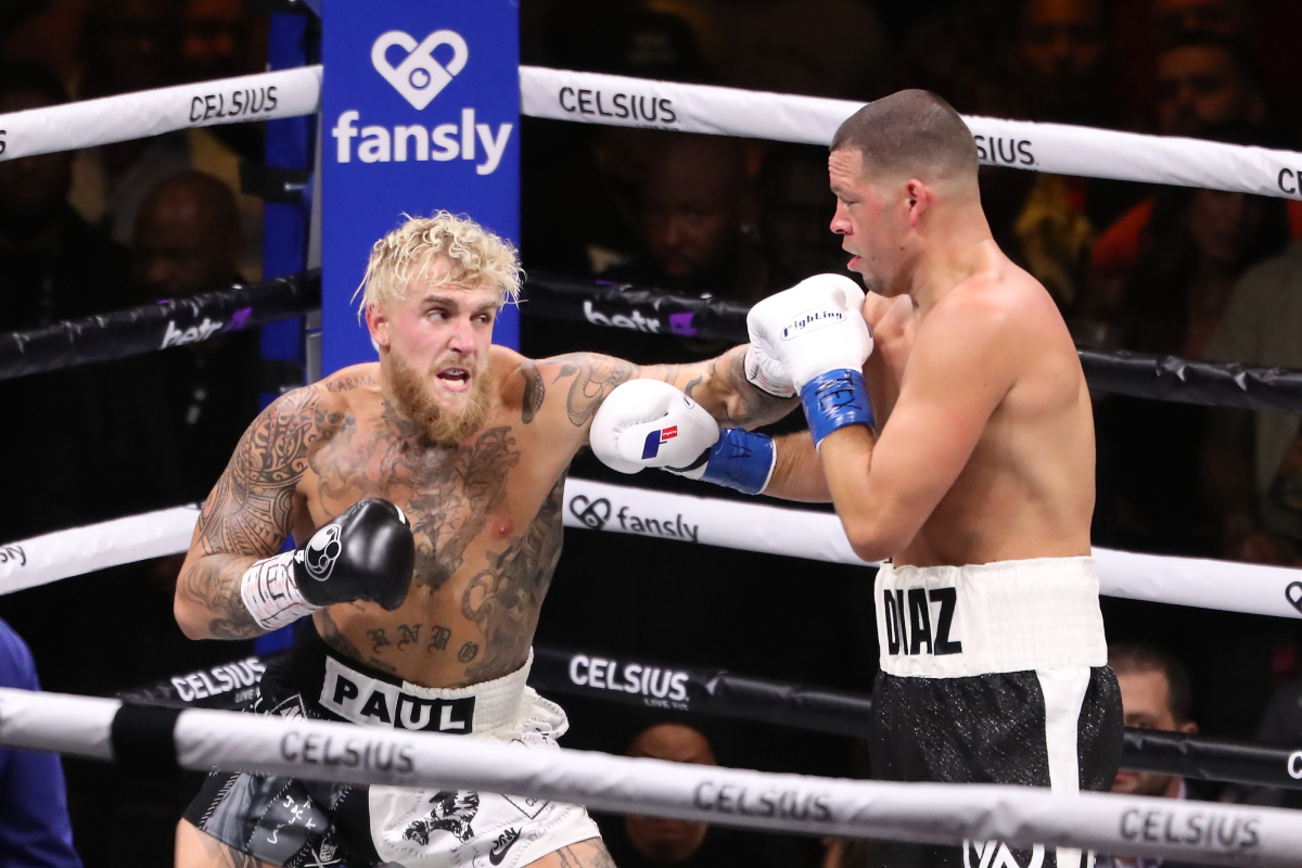 Jake Paul aplica golpe contra Nate Diaz durante luta de boxe nos EUA
