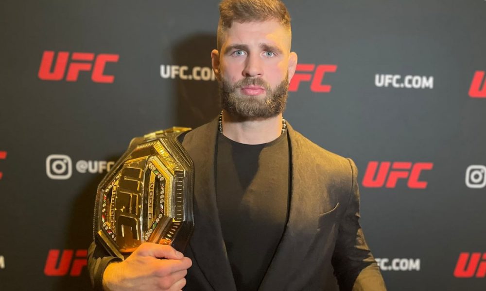 Jiri Prochazka segura o cinturão do UFC antes de entrevista