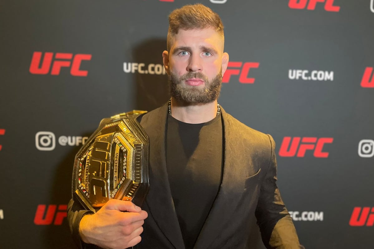 Jiri Prochazka segura o cinturão do UFC antes de entrevista