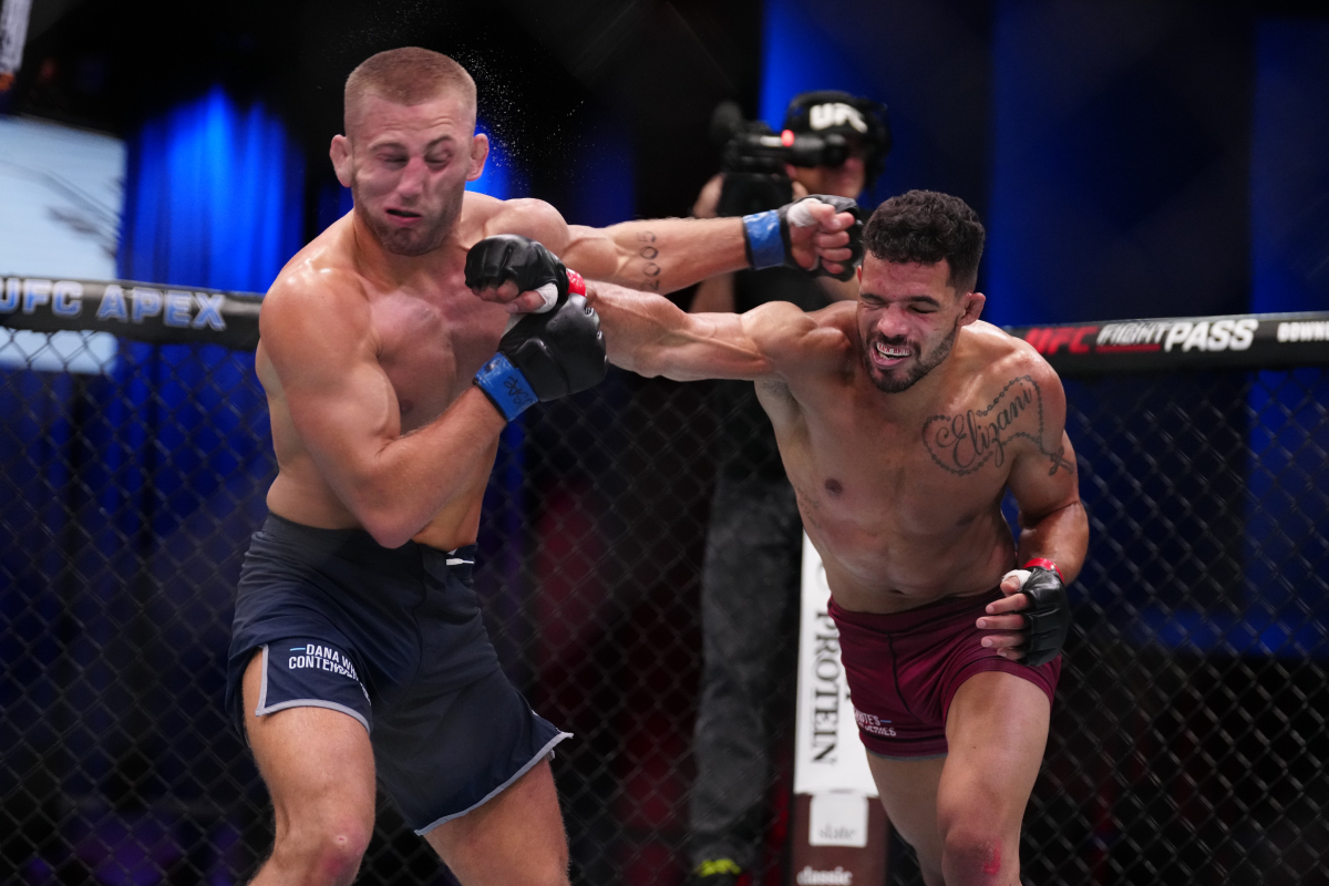 Kaik Brito golpeia Oban Elliott com um direto de direita