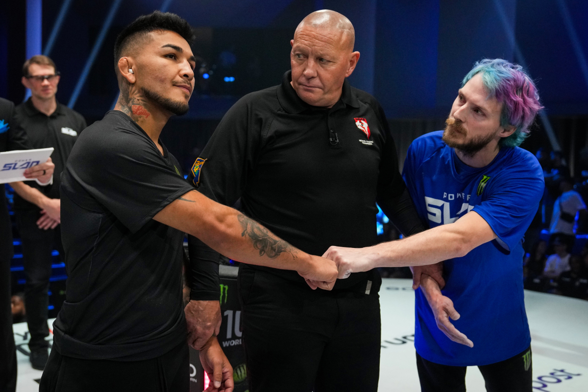 Robert Trujillo e Paul Teague se cumprimentam após o final da luta