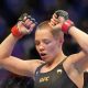 Rose Namajunas ergue os braços para celebrar vitória no UFC