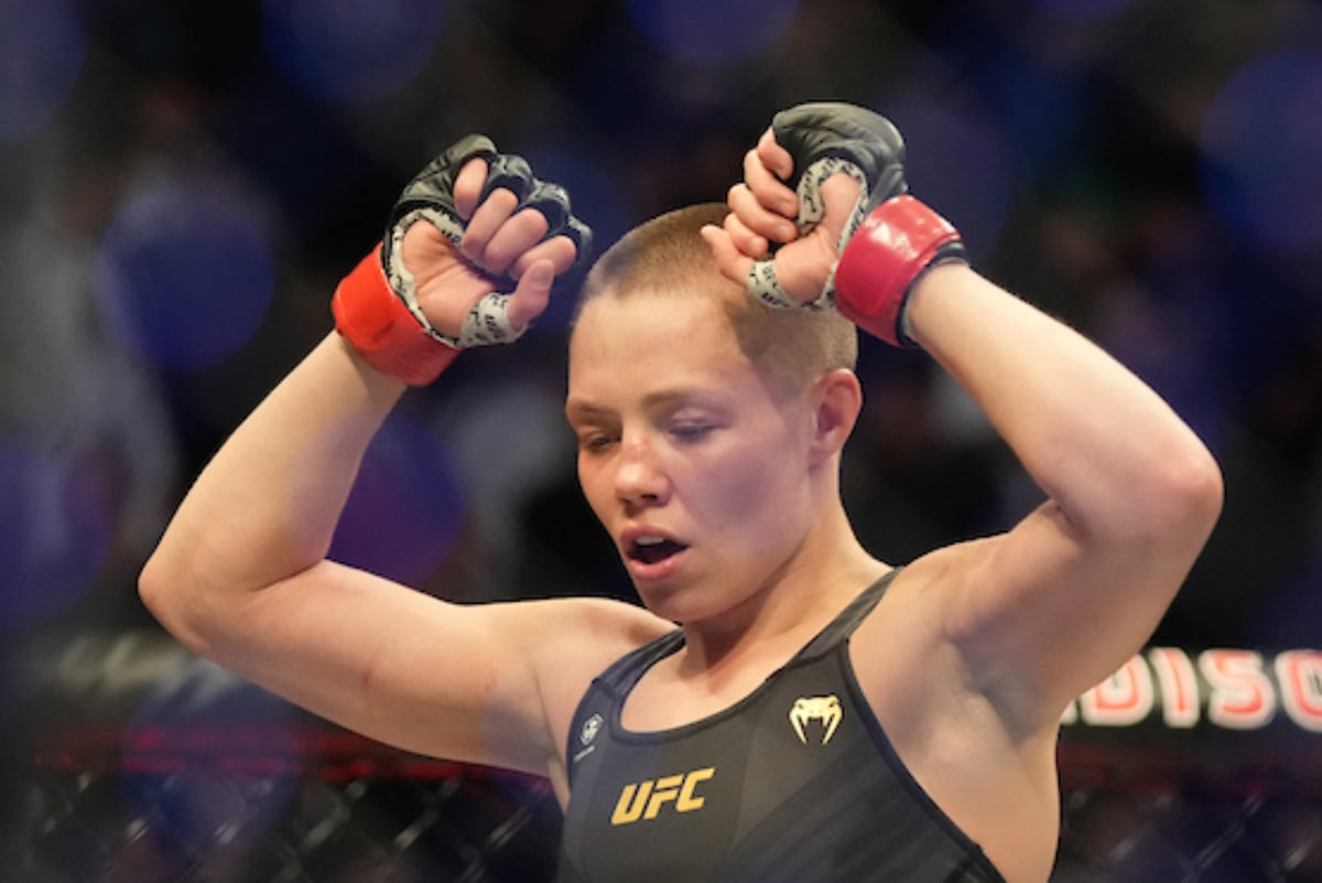 Rose Namajunas ergue os braços para celebrar vitória no UFC