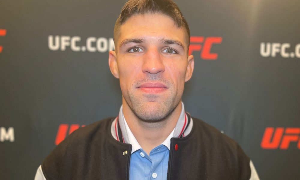 Vicente Luque posa com a jaqueta de 50 testes limpos da USADA