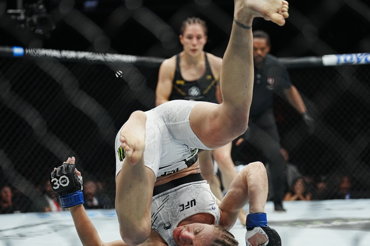 Alexa Grasso manteve o cinturão peso-mosca na revanche contra Valentina Shevchenko no Noche UFC.