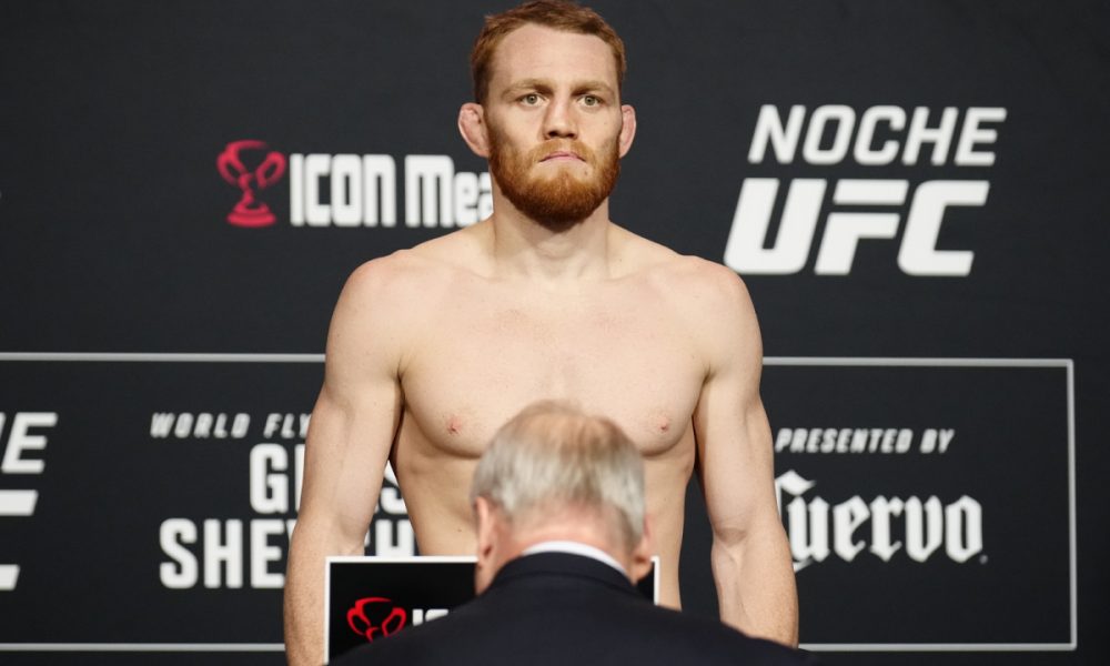 Jack Della Maddalena posa na pesagem oficial do Noche UFC.