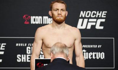 Jack Della Maddalena posa na pesagem oficial do Noche UFC.