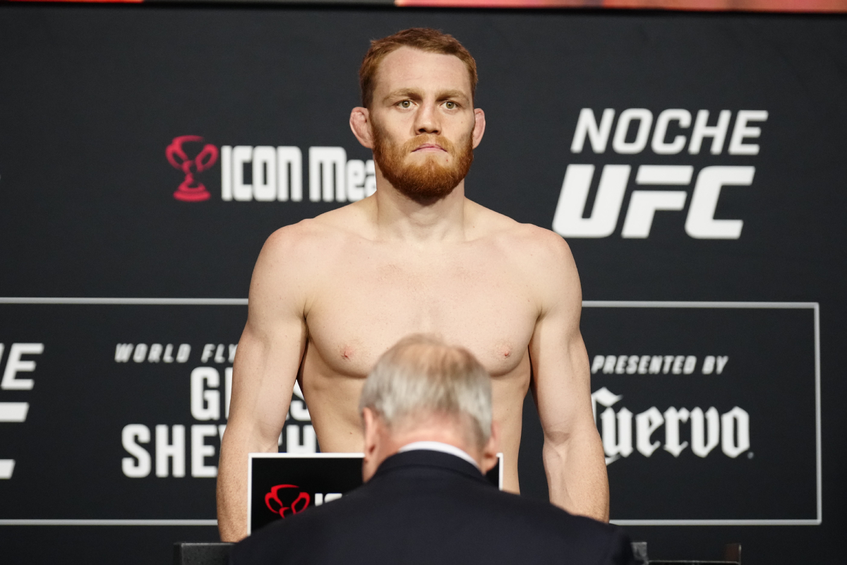 Jack Della Maddalena posa na pesagem oficial do Noche UFC.