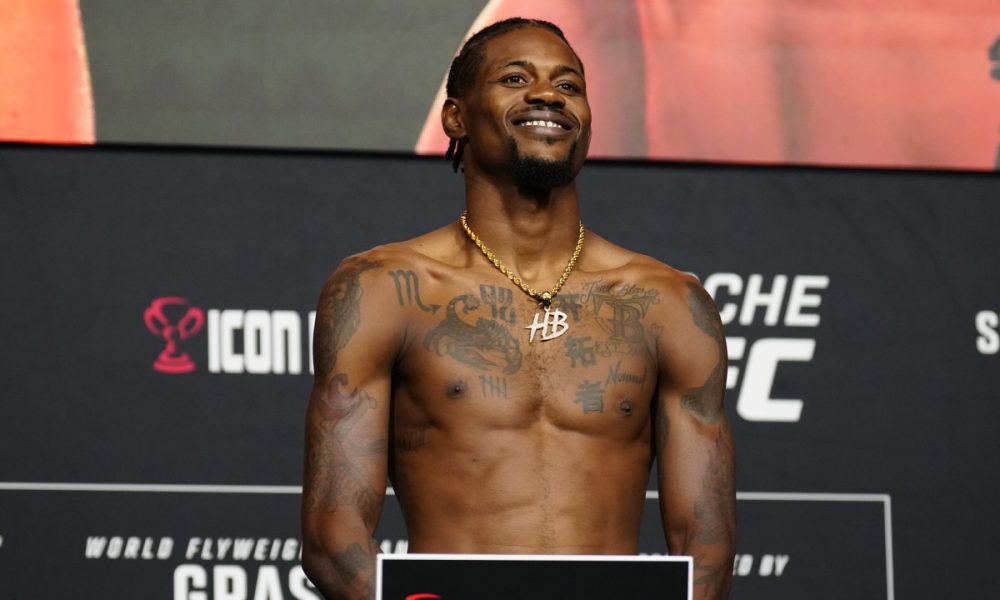 Kevin Holland posa na balança da pesagem oficial do Noche UFC.