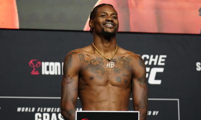 Kevin Holland posa na balança da pesagem oficial do Noche UFC.