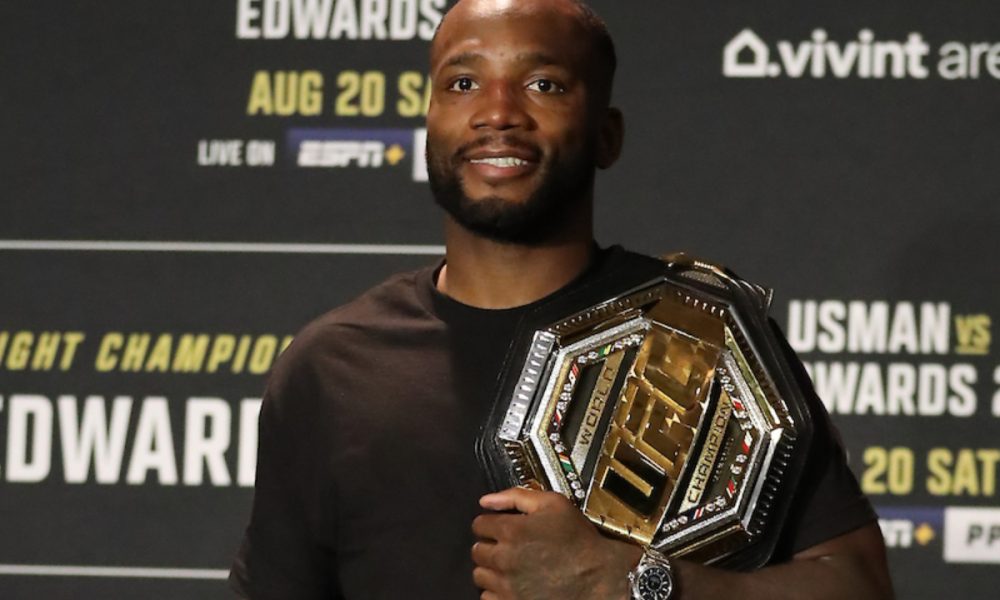 Leon Edwards posa com o cinturão dos meio-médios do UFC.