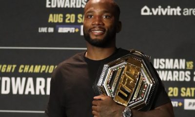 Leon Edwards posa com o cinturão dos meio-médios do UFC.