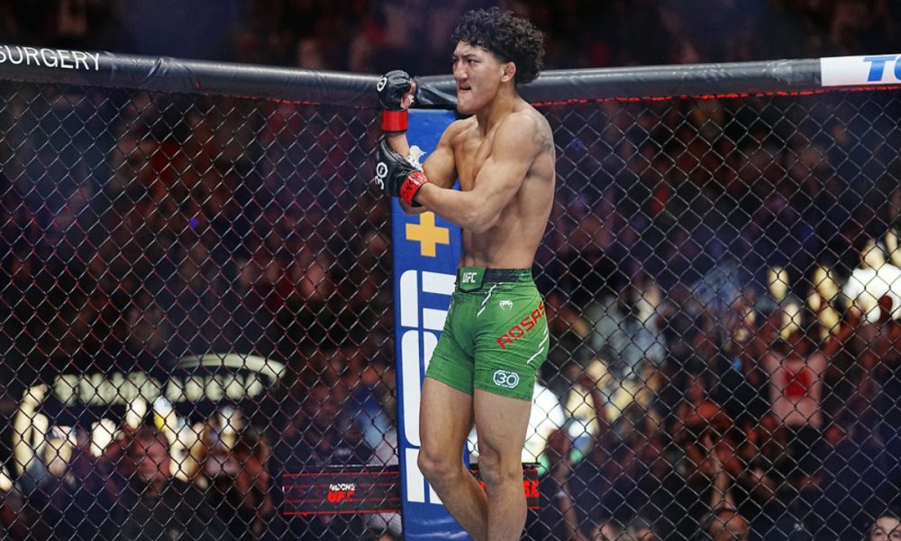 Raul Rosas Jr celebra vitória no Noche UFC.