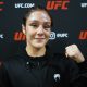 Alexa Grasso posa para fotos após conversar com a reportagem da Ag Fight