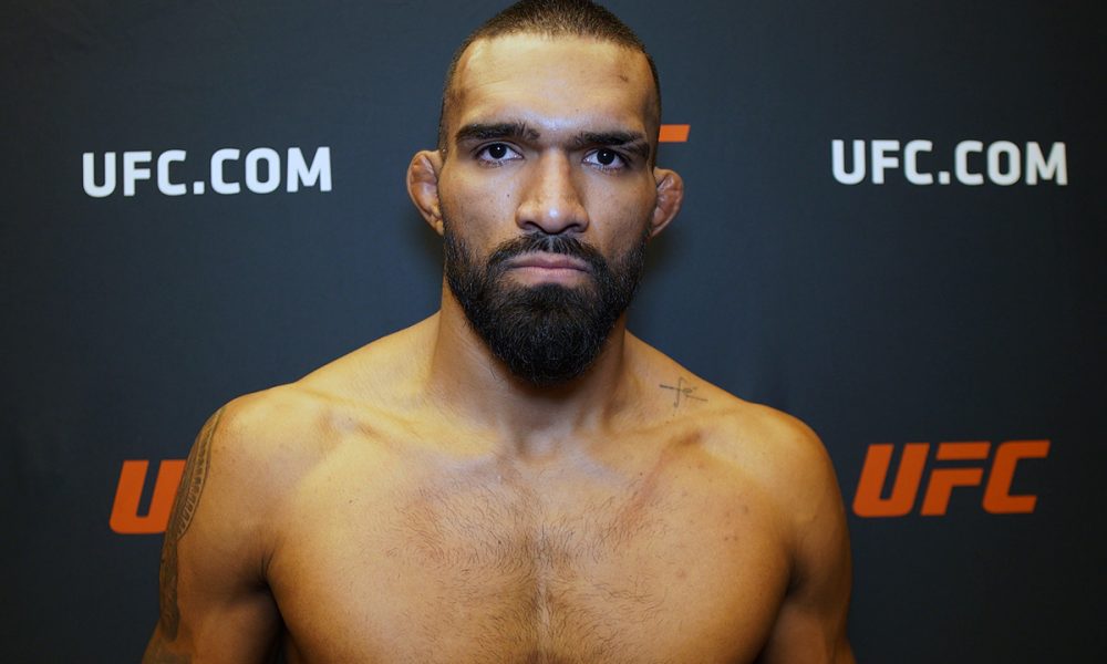 Brendson Ribeiro posa para fotos após vencer luta no Contender Series