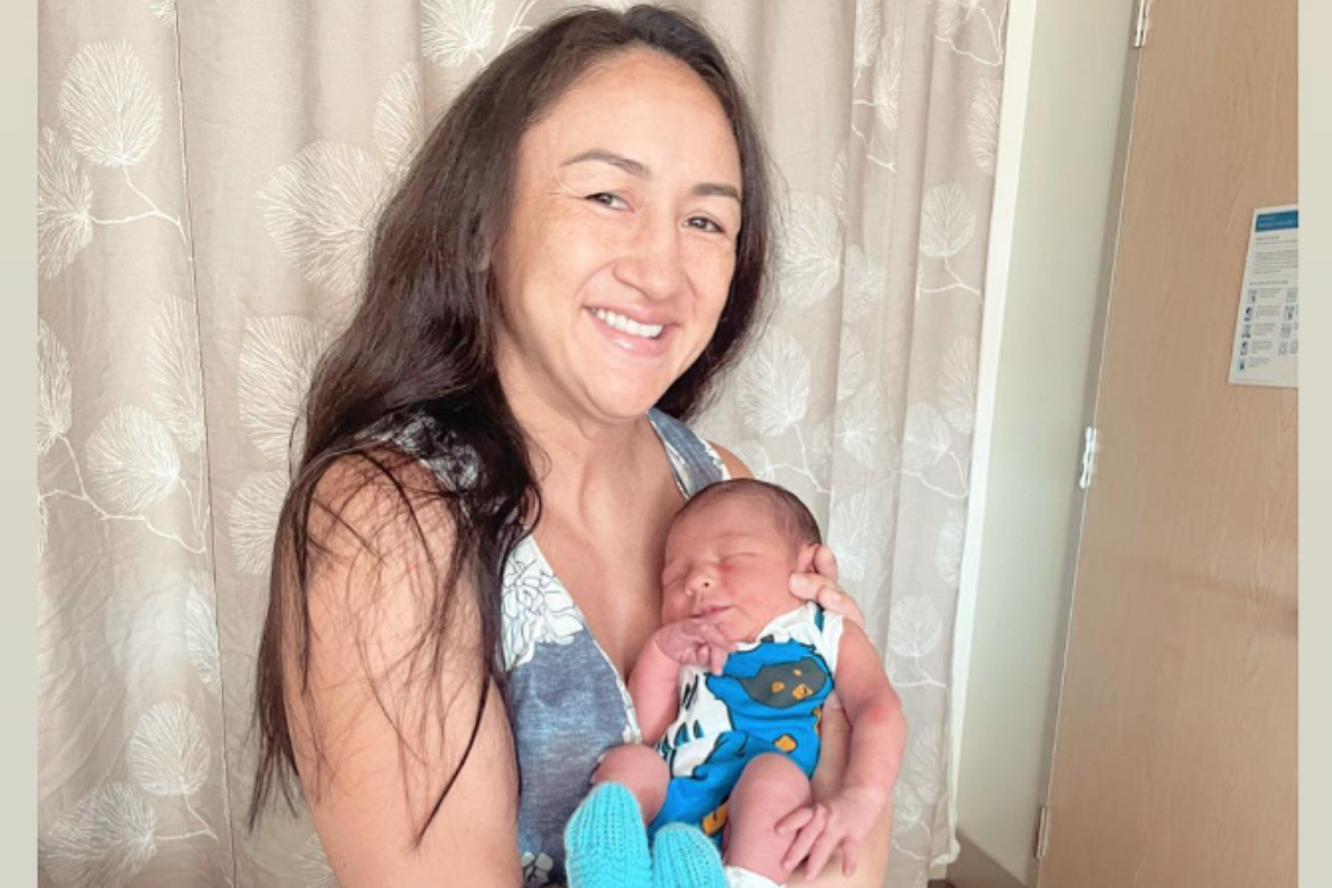 Carla Esparza posa com seu filho recém-nascido no colo