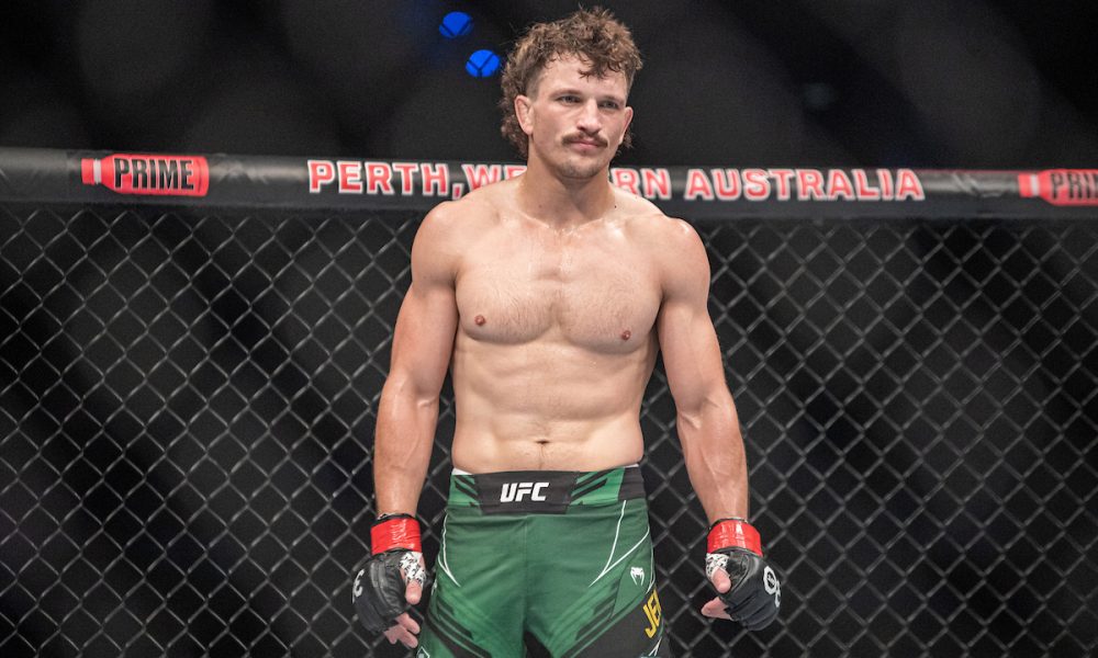 Jack Jenkins em ação durante luta do UFC