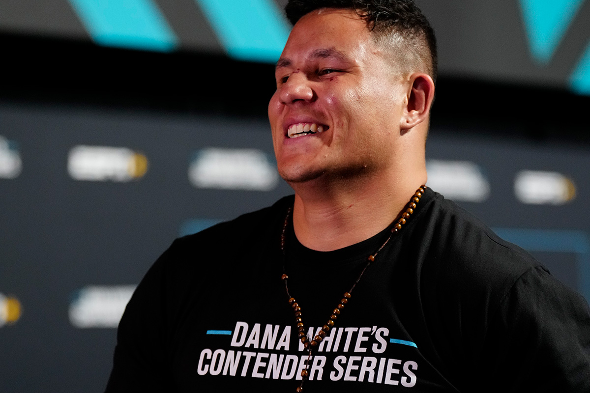 Jhonata Diniz celebra após receber o contrato com o UFC