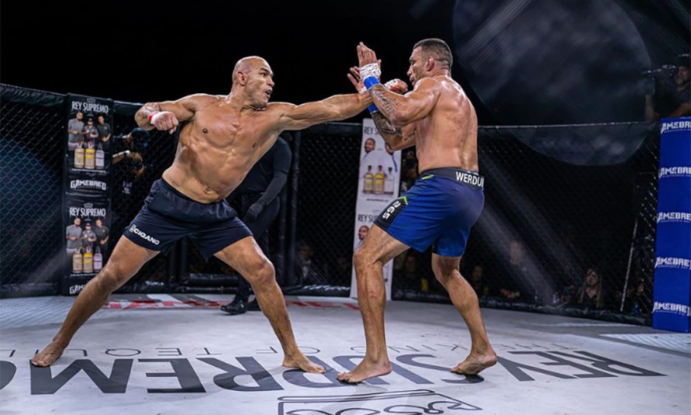 Junior Cigano aplica um jab de esquerda em Fabrício Werdum