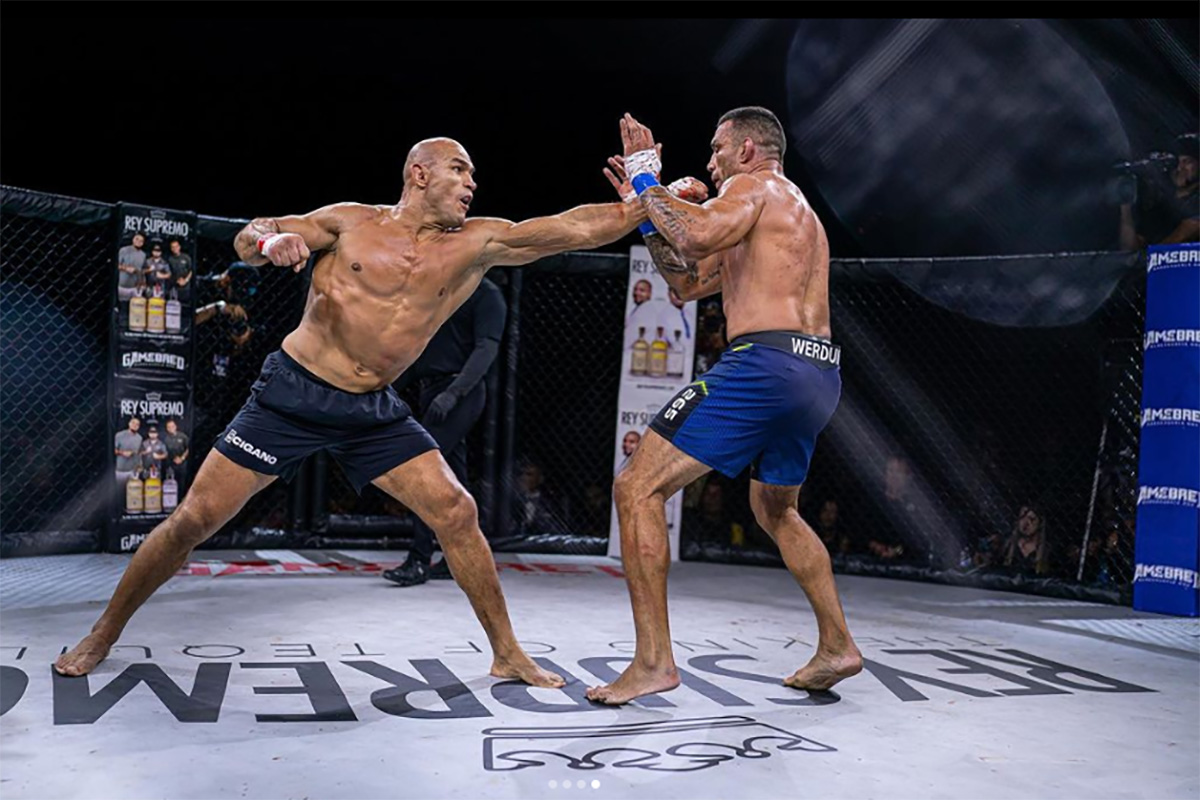 Junior Cigano aplica um jab de esquerda em Fabrício Werdum