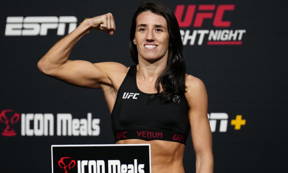 Marina Rodriguez mostra o muque durante a pesagem do UFC Vegas 79
