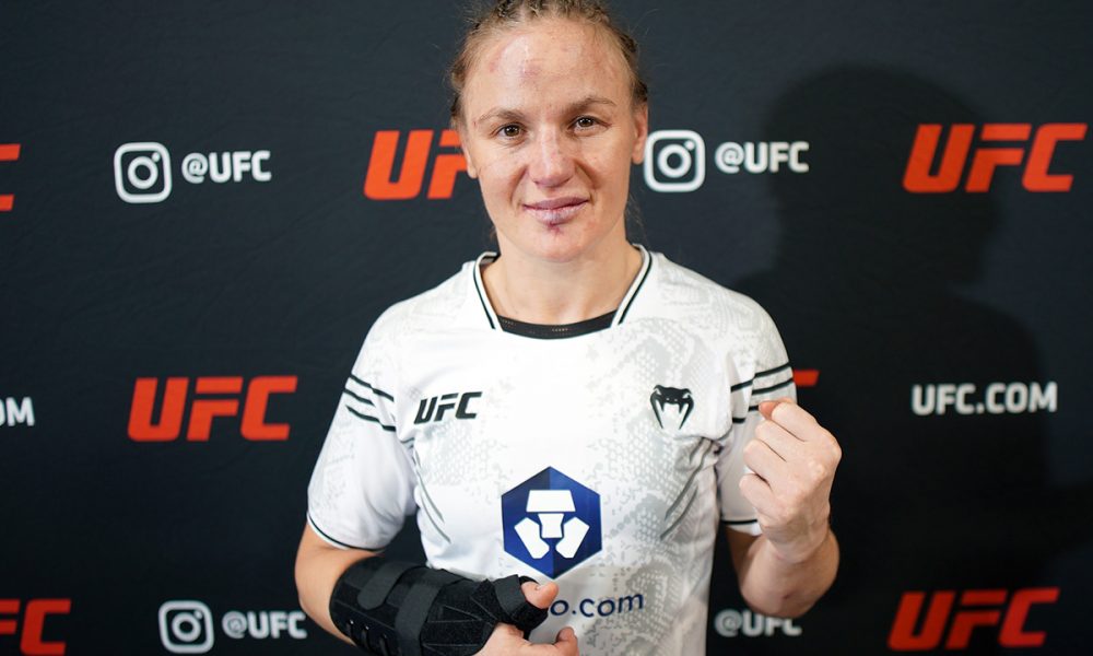 Valentina Shevchenko posa para fotos após conversar com a reportagem da Ag Fight