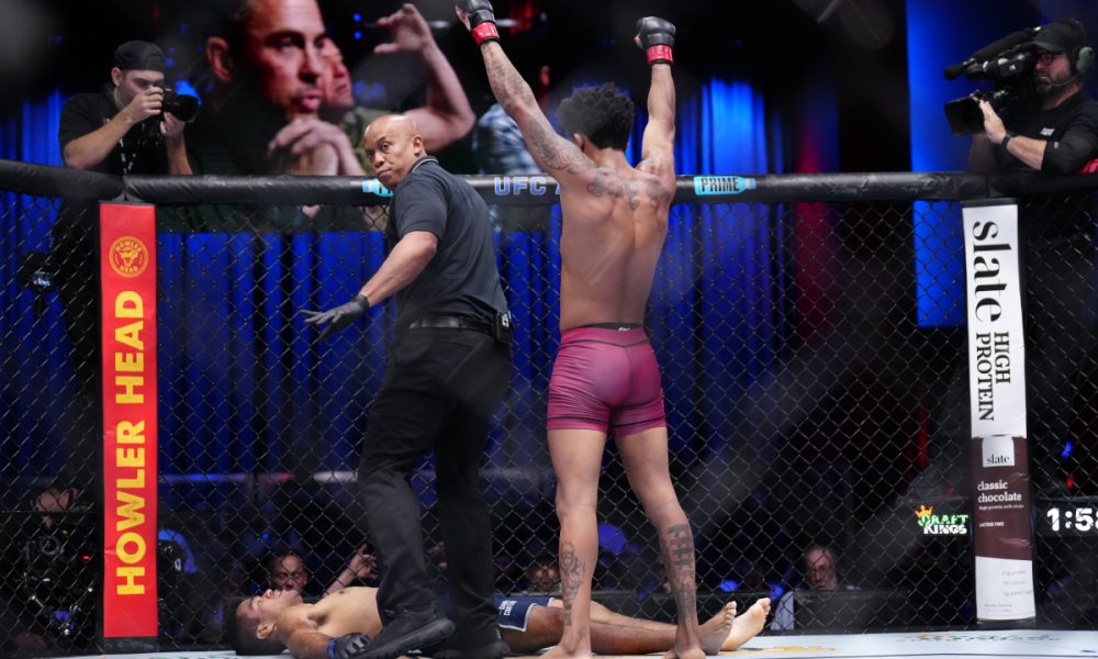 Vinicius "LokDog" ergue os braços para celebrar o nocaute contra Victor Madrigal