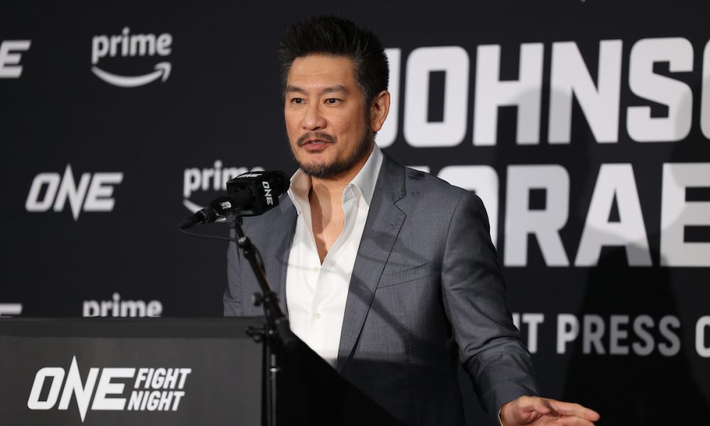 Chatri Sityodtong, presidente do ONE Championship, conversa com a imprensa.