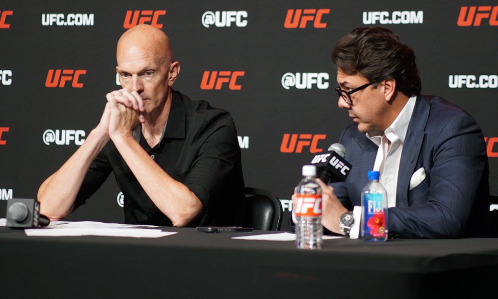 Jeff Novitzky e Hunter Campbell conversam com a imprensa na sede do UFC Apex