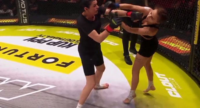 Mãe de 50 anos nocauteia ex-namorada do filho em evento de MMA na Polônia; veja